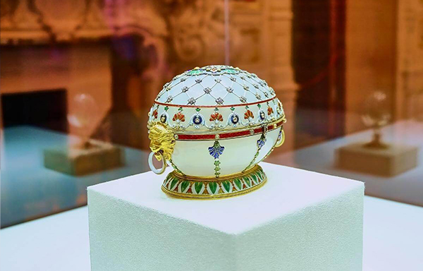 Biele smaltové Fabergého renesančné vajce s diamantovými štvorlístkami