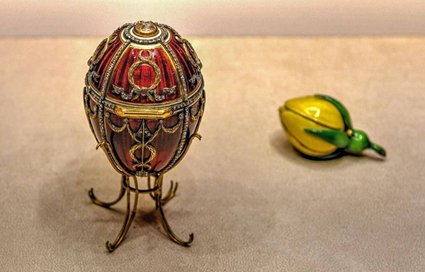 Červené Fabergého vajce s diamantovými Amorovými šípmi a smaltový púčik žltej ruže