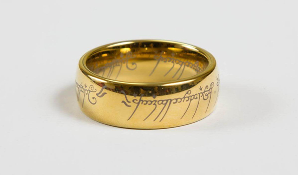 Zlatý prsteň s nápisom z Pána prsteňov