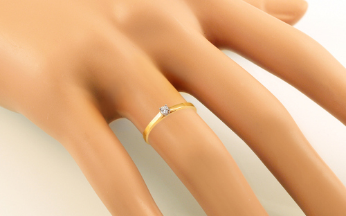Diamantový zásnubný prsteň - MKBR013 - na figuríne