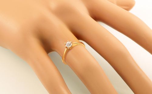 Jemný zlatý zásnubný prsteň so zirkónom - IZ15629 - na modelke