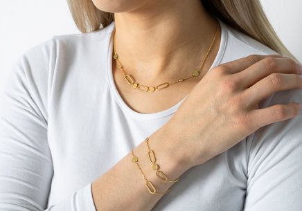 Náhrdelník so zirkónmi a vyrezávanými platničkami