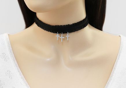 Textilný náhrdelník Choker so striebornými krížikmi a zirkónmi