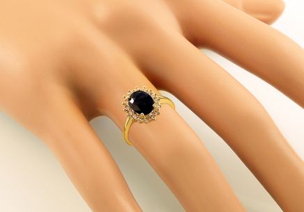 Zlatý prsteň so simulovaným zafírom a zirkónmi