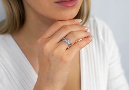 Zlatý zásnubný prsteň so zirkónmi Lailah white