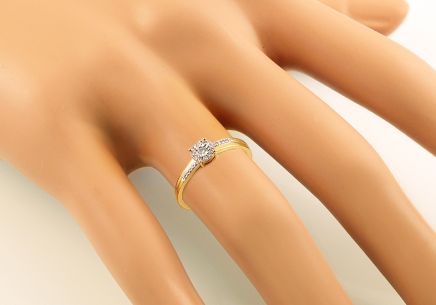 Zásnubný diamantový prsteň 0,110 ct