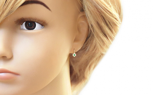 Zlaté dievčenské náušnice k uchu so simulovaným smaragdom a čírym zirkónom - IZ27954 - na modelke