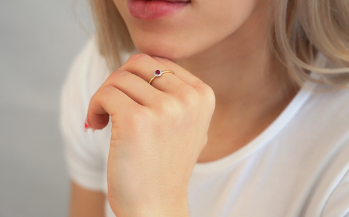 Zlatý prsteň s rubínom a diamantmi 0.010 ct Armonda - IZBR586R - na modelke